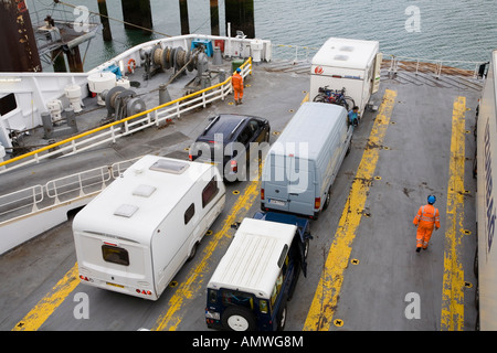 Véhicules sur pont ouvert de Douvres à Dunkerque ferry Banque D'Images