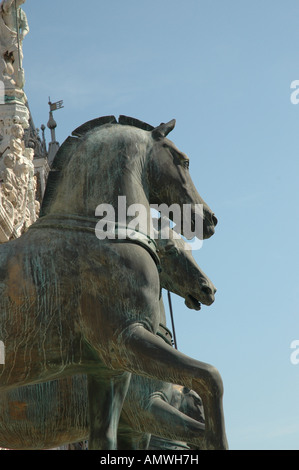 Chevaux de bronze sur la façade de la cathédrale de Saint Marc à Venise Banque D'Images