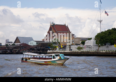 Wat kalayanimit Kalaya Nimit et la forteresse de Wichaiya Prasit, Bangkok, avec bateau fluvial / bateaux en premier plan. Thaïlande Banque D'Images