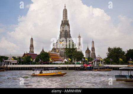 Wat Arun (Temple de l'Aube)- Bangkok, avec le trafic des bateaux Chao Phraya en premier plan. Thaïlande. Banque D'Images