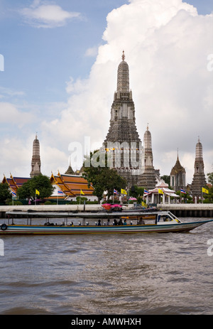 Wat Arun (Temple de l'Aube)- Bangkok, avec le bateau express de la rivière Chao Phraya en premier plan. Thaïlande. Banque D'Images