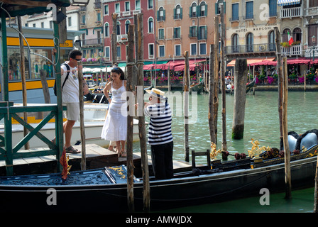 Gondole sur le Grand Canal avec les passagers Banque D'Images