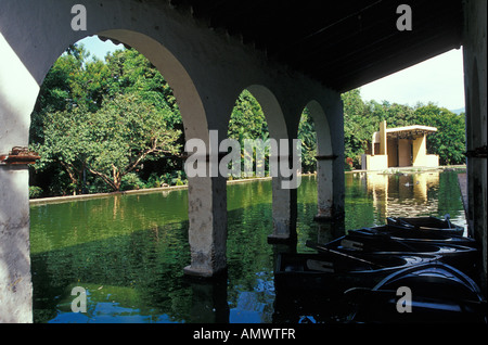 La remise à bateaux et de l'aviron dans l'étang Jardin Jardin Borda, Cuernavaca, Morelos, Mexique Banque D'Images