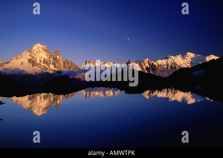 Mirroring sur le Lac Blanc, Aiguilles Verte 4121 m, aiguilles du Dru 3754 m, les Drus, Les Jorasses Grand 4208 m, Aiguilles de Chamonix Banque D'Images