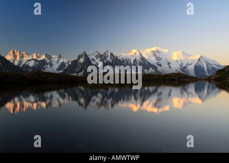 Reflet dans le lac de montagne, Aiguilles de Chamonix, Aiguille du Midi, Mont-Blanc 3842 m 4810 m, France, Chamonix, Alpes Savoie Banque D'Images