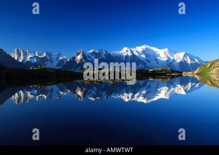 Reflet dans le lac de montagne, Grandes Jorasses, 4208 m, Aiguilles de Chamonix, Aiguille du Midi, 3842 m, Mont Blanc, 4810 m, Fran Banque D'Images