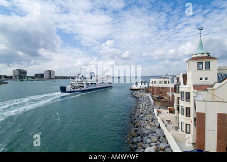 Ferry entrant dans le port de Portsmouth arrondir les bâtiments de vieux Portsmouth avec l'Haslar Marina Gosport en face Banque D'Images