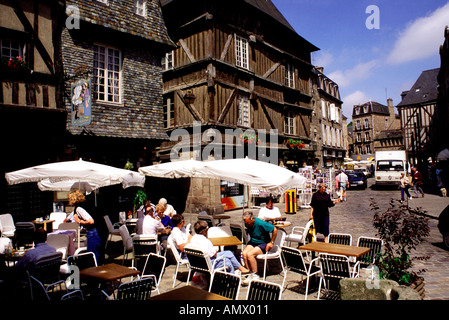 France, Bretagne. Centre de la ville médiévale de Dinan. Maisons à pans de Banque D'Images