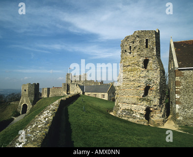 Le phare se dresse le phare romain avec dans les murs du château de Douvres Kent Banque D'Images