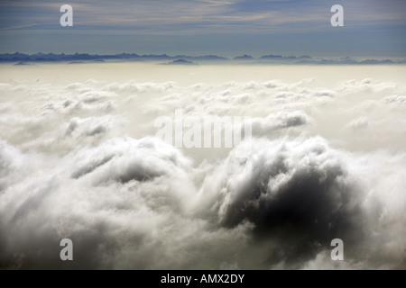 Les conditions météorologiques d'inversion et de brume en arrière-plan, l'Allemagne, Bavaria, Munich Banque D'Images