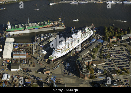 Port de Hambourg , containershop et cruice liner Jewel Mer en cale sèche à Wendemuthkai, droite, bureau personnalisé, Hambourg, Allemagne Banque D'Images