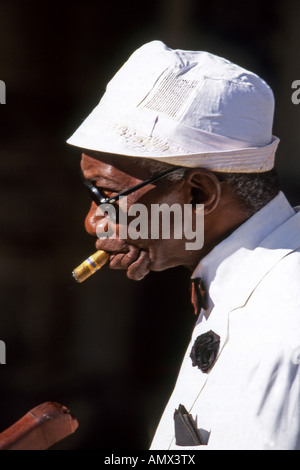 Homme de 80 ans avec un cigare, Cuba Banque D'Images