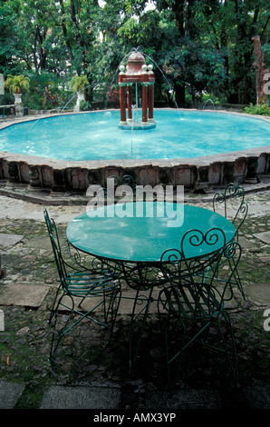 Fontaine et table en fer forgé dans le jardin le jardin Borda, Cuernavaca, Morelos, Mexique. Banque D'Images