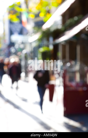 Des problèmes de mise au point de vue peeople marche sur la rue ensoleillée Banque D'Images