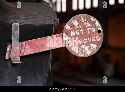 'Ne pas être déplacé' signe dans le hangar du moteur Grosmont railway station North Yorkshire UK Banque D'Images