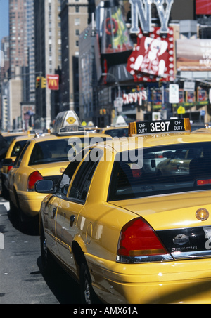 Les taxis sur la 8e Avenue, à jour Banque D'Images