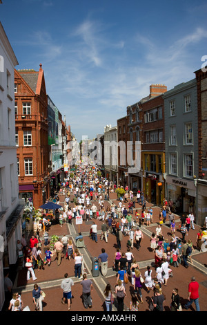 Shoppers on Grafton Street Dublin Ireland Banque D'Images