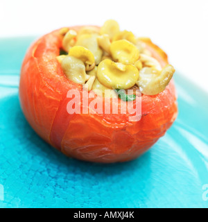 Close-up de la tomate farcies aux champignons sur la plaque Banque D'Images