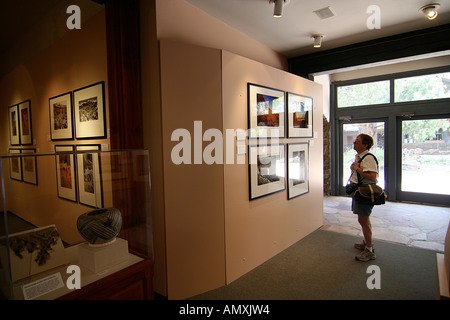 Un visitor studies photographies affichées dans le Museum of Northern Arizona en Flagstaff Banque D'Images