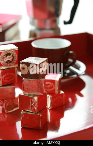 Des piles de cubes de chocolat Banque D'Images