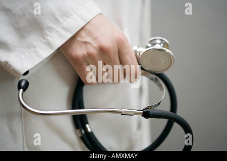 Close-up of doctor holding stethoscope Banque D'Images