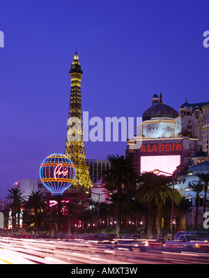 Réplique de la tour Eiffel éclairée la nuit, Las Vegas, Nevada, USA Banque D'Images