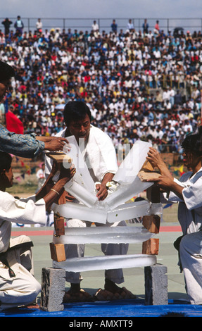 Briser la glace avec un Karate Chop à l'International Karate Championships Katmandou Népal Himalaya népalais Banque D'Images