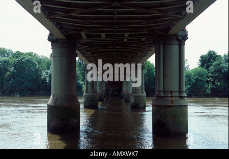 Le dessous d'un pont ferroviaire sur la Tamise, le volet sur le green, Londres, UK Banque D'Images