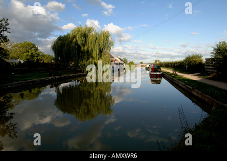 Le Kennet and Avon Canal qui s'étend au loin dans la distance sur la baignoire Devizes tronçon du canal Banque D'Images
