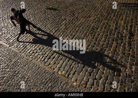 L'amour est sur les pavés. Vue de dessus de deux danseurs de tango danse sur la rue pavée à l'angle principal à La Boca, Buenos Aires. M. Banque D'Images