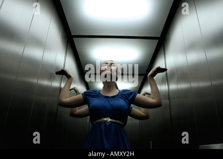 Young woman posing in ascenseur Banque D'Images