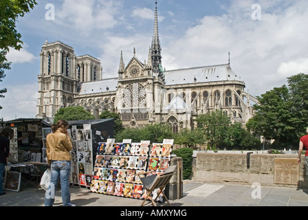 Femme debout près de blocage de la route en face de la cathédrale Banque D'Images