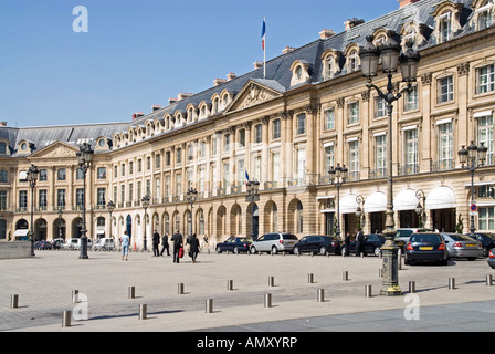 Les voitures et les gens en face de l'hôtel, Place Vendôme, Hôtel Ritz, Paris, France Banque D'Images