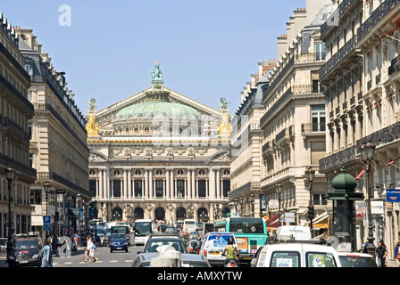 La circulation sur route ville Palais Garnier Paris France Banque D'Images