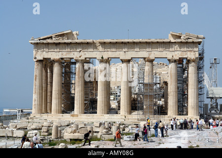 Les touristes près des vieilles ruines de temple Parthénon Acropole Athènes Grèce Banque D'Images