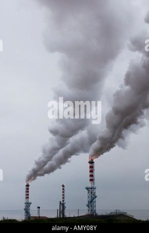 Des cheminées de fumée émettant une usine chimique, Madrid, Castille La Manche, Espagne Banque D'Images