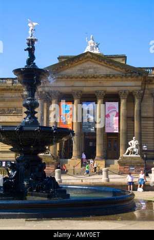 Fontaine en face de la galerie d'art, Walker Art Gallery, Liverpool, Merseyside, au nord ouest de l'Angleterre, Angleterre Banque D'Images