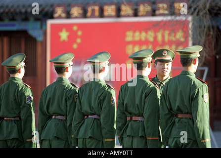 Des soldats chinois en face du Palais Impérial, Pékin, Chine Banque D'Images