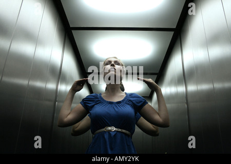 Young woman posing in ascenseur Banque D'Images