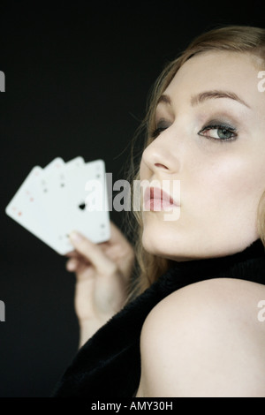 Portrait of young woman playing cards Banque D'Images