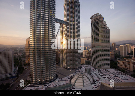 Lits skyscrapers in city at Dusk, Petronas Towers, Kuala Lumpur, Malaisie Banque D'Images