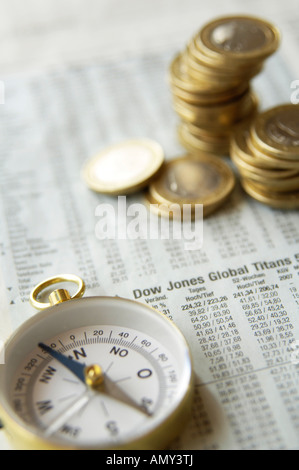 Close-up de compas et des piles de pièces de monnaie de l'Union européenne Banque D'Images