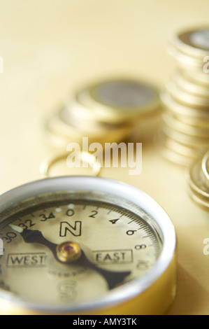 Close-up de compas et des piles de pièces de monnaie de l'Union européenne Banque D'Images