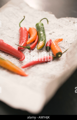 Close-up of chili peppers sur papier Banque D'Images