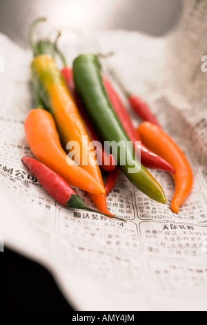 Close-up of chili peppers sur papier Banque D'Images