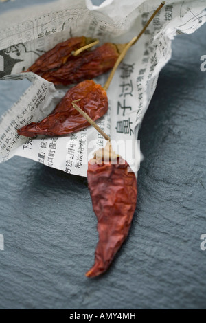 Piments rouges séchés sur papier Banque D'Images