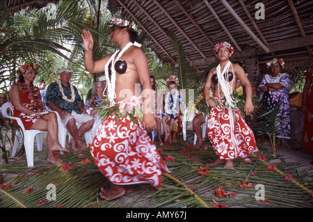 Danseuses de mariage du Pacifique Sud avec invités de mariage, île de Bora Bora Polynésie française Banque D'Images