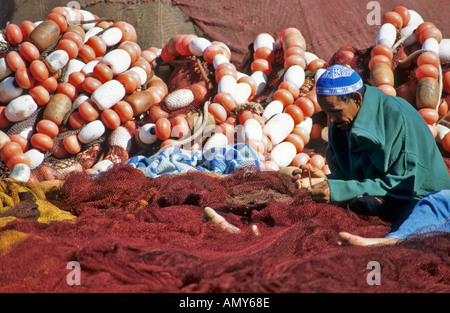 Les pêcheurs réparant leurs filets, Essaouira, Maroc Banque D'Images