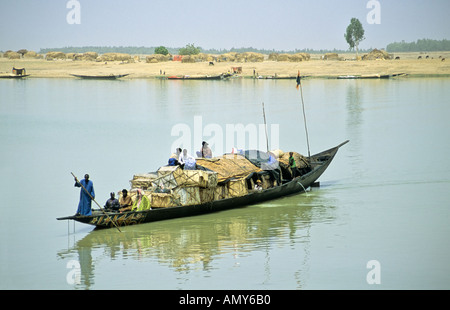 Pinasse bateau sur le Bani / Fleuve Niger, près de Mopti, Mali Banque D'Images