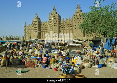 Marché hebdomadaire le lundi en face de la Mosquée du Vendredi Djenné, Mali Banque D'Images